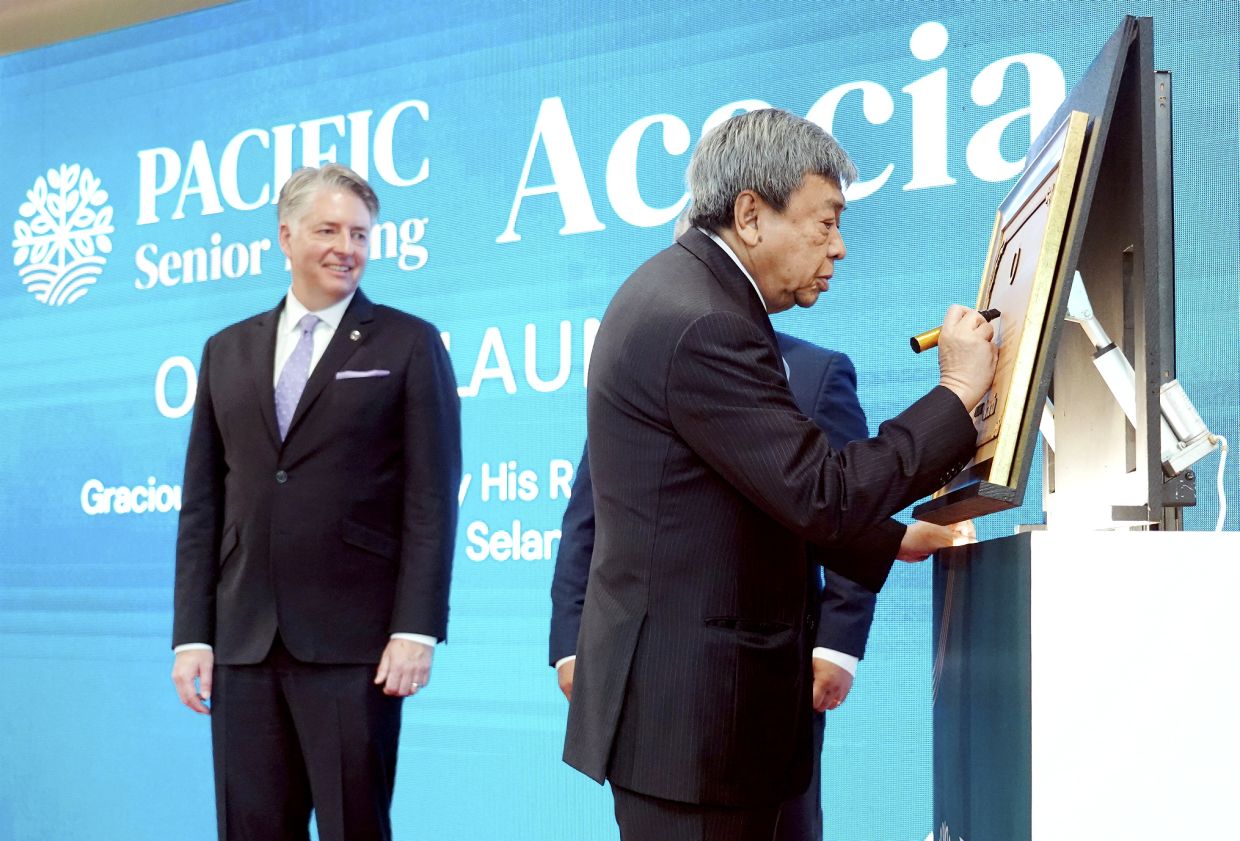 Sultan of Selangor Sultan Sharafuddin Idris Shah signs the plaque to officially launch, Acacia, a purpose-built, state-of-the-art assisted living, independent living and senior daycare residence in Klang while Columbia Pacific Management global managing director Nate McLemore, looks on. — KK SHAM/The Star